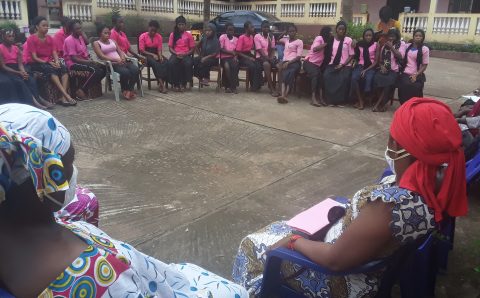 Boké : des femmes découvrent qu’elles paient pour des soins de santé qui sont gratuits grâce à une activité d’information