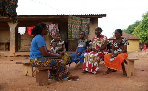 Riposte à Ébola : des relais communautaires engagés pour le retour des femmes dans les structures de santé à N’zérékoré